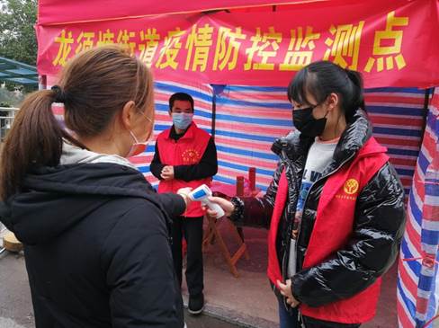图片包含 人员, 户外, 地面, 建筑物描述已自动生成